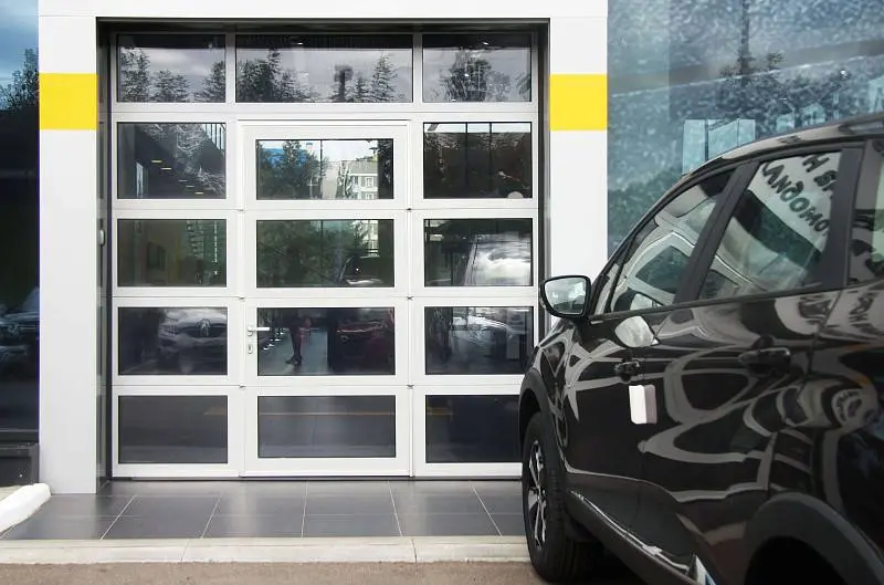 Панорамные ворота со встроенной калиткой для автомойки